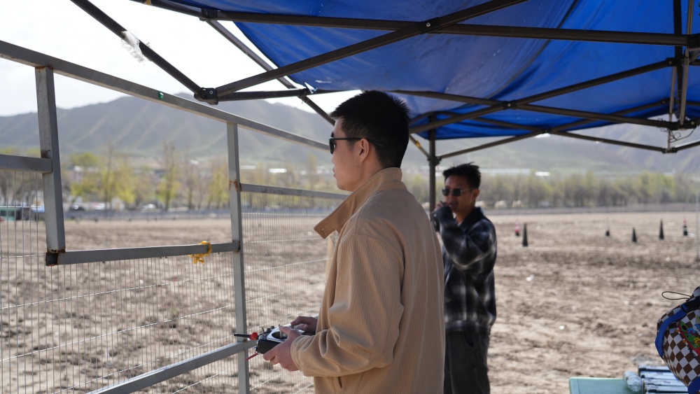 新疆光伏板除尘新方案：无人机清洗高效又省心