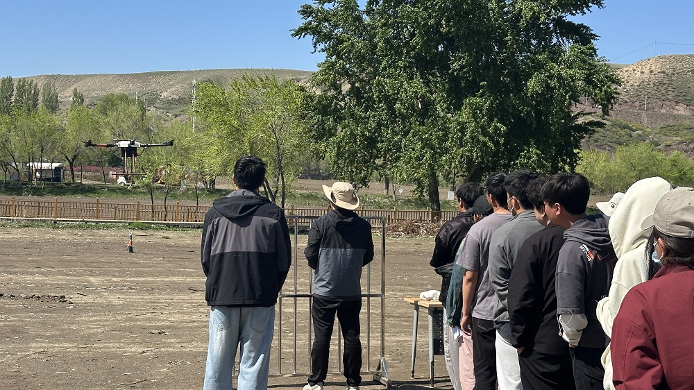 新疆无人机脱产培训受热捧 24天拿双证快速入行